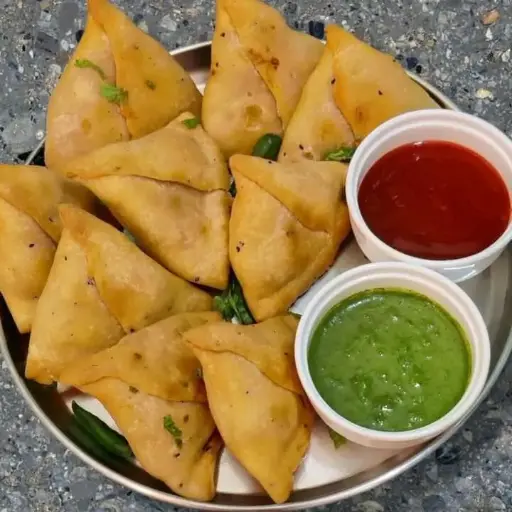 Samosa with chutney (2)