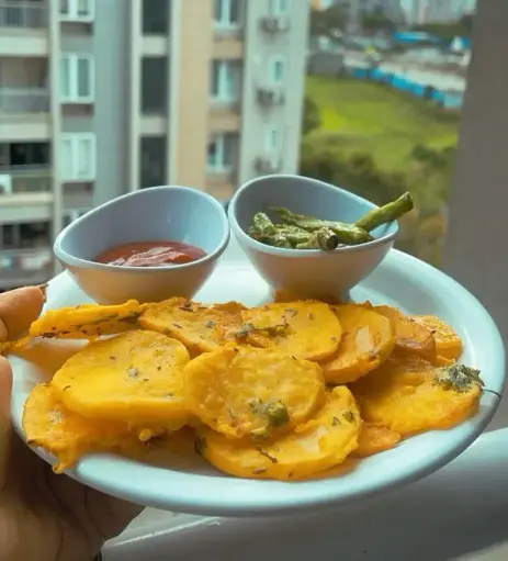 Aloo Bhajiya with Red And Green Chutney