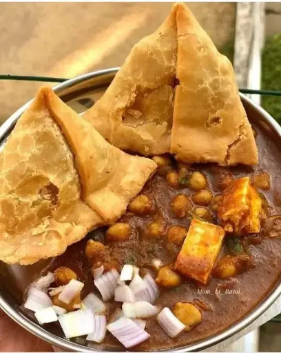 samoshe with paneer chole gravy