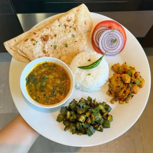 Dal-Palak, Bhindi Sabzi, Gobhi Sabzi, Chawal, Chapati. 😋😋